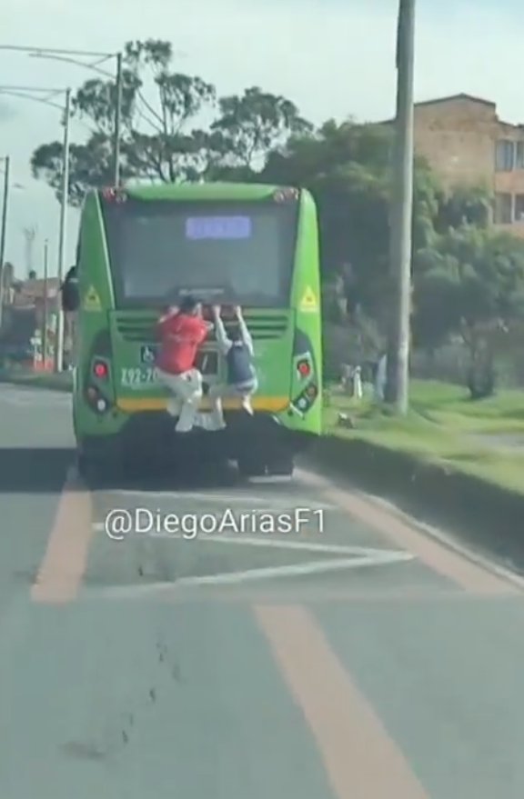 Jóvenes arriesgan sus vidas al colgarse de bus del Sitp en la Av. Boyacá Los jóvenes se colgaron de la parte trasera del vehículo.