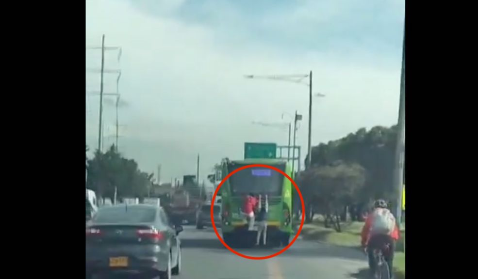 Jóvenes arriesgan sus vidas al colgarse de bus del Sitp en la Av. Boyacá Los jóvenes se colgaron de la parte trasera del vehículo.