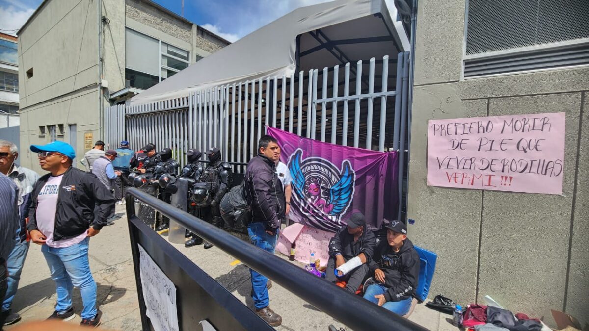 Líder de moteros se encadenó en oficina de la Secretaría de Movilidad: por esta razón protesta Diego, junto a 3 integrantes de un grupo de motociclistas, completan 3 días encadenados en la oficina de la Secretaría de Movilidad. Denuncian una presunta injusticia en un procedimiento.