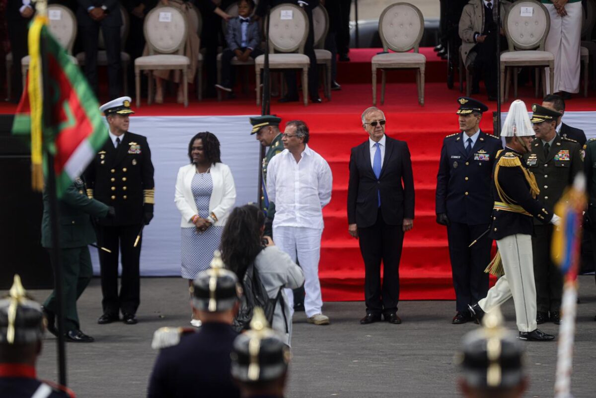 MinDefensa confirma supuesto plan para atentar contra Petro el pasado 20 de julio Aunque no entregó mayores detalles, el ministro de Defensa, Iván Velásquez, confirmó que existe información de inteligencia que hablaría sobre la planeación de un posible atentado contra el presidente de la República, Gustavo Petro, el pasado 20 de julio.