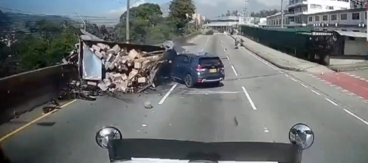 EN VIDEO: Momento exacto del grave choque de camión que dejó dos personas muertas De acuerdo con el reporte de las autoridades, el choque fue entre un furgón, una camioneta y una motocicleta.