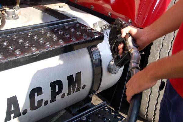 "No podemos mantener el Diésel congelado": Petro sobre el aumento del precio del ACPM Gobierno Petro defiende aumento del ACPM y advierte sobre influencia uribista en protestas.