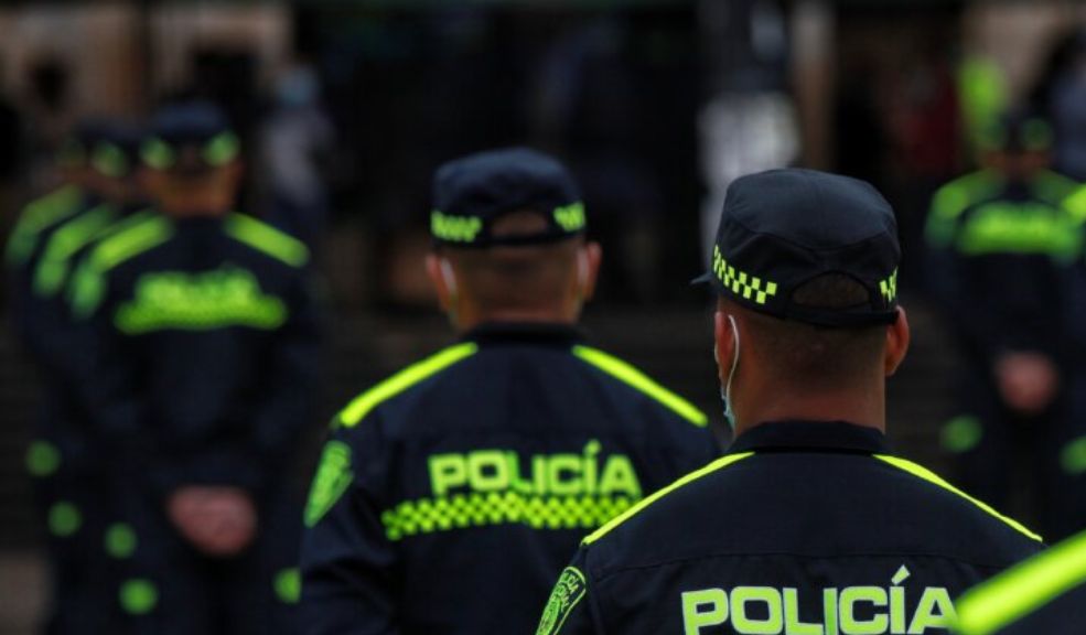 Policía relató cómo logró sobrevivir a atentado en Kennedy La noche de este martes se registraron dos explosiones en la localidad de Kennedy, Bogotá, dejando varios heridos, entre ellos civiles y uniformados. Según versiones preliminares, el atentado estaba dirigido a los policías que se encontraban en la zona. Uno de los uniformados heridos relató cómo logró sobrevivir al ataque y alertar a su compañero y a la comunidad cercana.