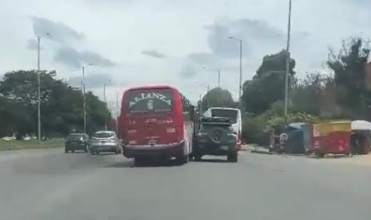 EN VIDEO: Peligrosa pelea entre conductores en plena vía pública Como "carritos chocones" llamaron la imprudencia de los conductores.