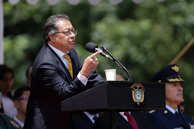 Petro propuso alianza de empresas públicas de telecomunicaciones El presidente de la República, Gustavo Petro, criticó la decisión tomada en las últimas horas por el Concejo de Medellín en primer debate de autorizar la venta de las acciones de Tigo UNE en poder de EPM a la multinacional Milicom.