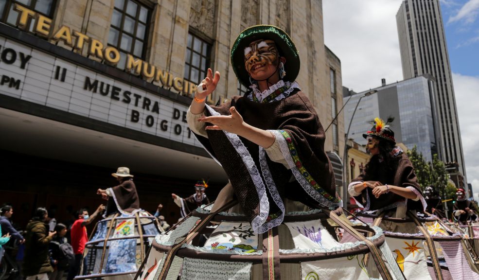 Pille los eventos gratuitos que se realizarán para celebrar el cumpleaños de Bogotá Para conmemorar los 486 años de Bogotá, el Instituto Distrital de las Artes (Idartes) ha preparado una variada programación cultural que incluye festivales de música gratuitos, la Cinemateca al Parque, espectáculos de teatro y circo, eventos de danza y la conmemoración de los 20 años de Libro al Viento.