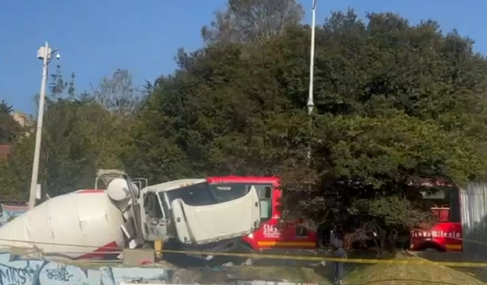 Por un accidente entre bus de TransMilenio y camión, la movilidad en Suba colapsa A esta hora se registra un fuerte accidente de tránsito en la localidad de Suba, lo que ha provocado estragos en la movilidad y retrasos en la flota de TransMilenio.