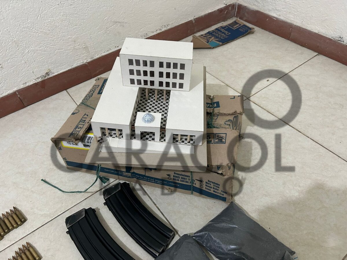 Revelan fotos de la maqueta del Palacio de Justicia y munición que iban a usar en supuesto atentado Salieron a la luz las fotos del reporte policial que se realizó durante el allanamiento de una vivienda en Ciudad Bolívar, en la cual se encontraron varios elementos con los que, al parecer, planeaban un atentado en el Palacio de Justicia.