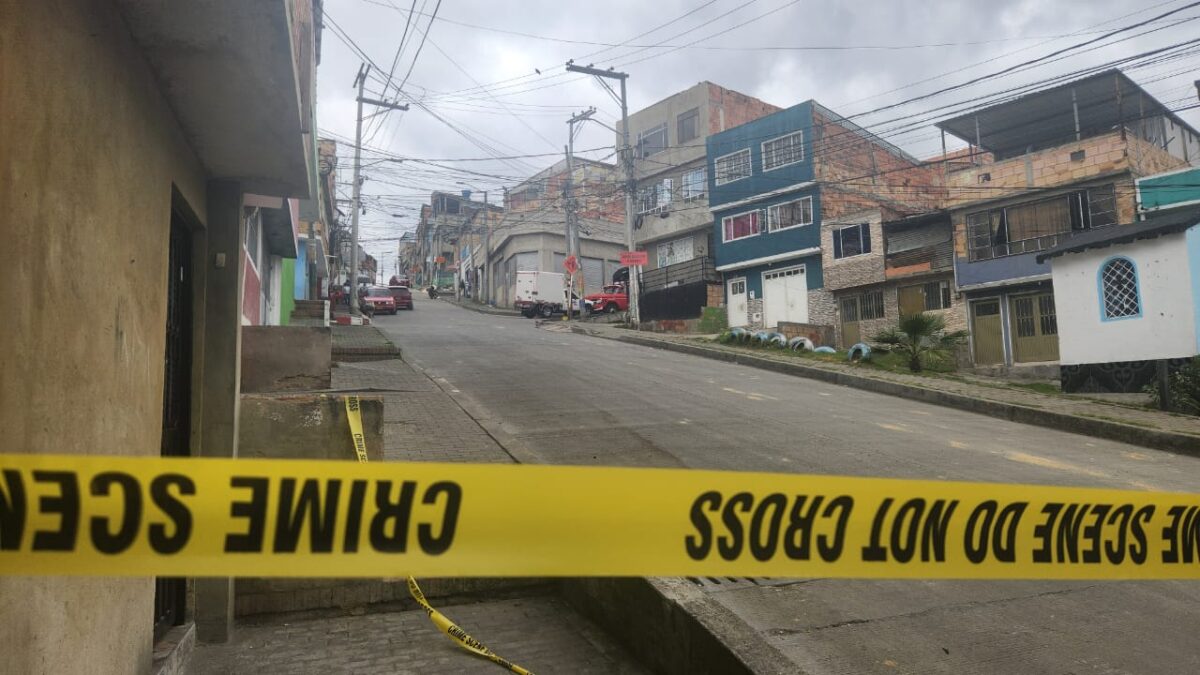 Revelan nuevos detalles de crimen de mujer en Rafael Uribe: recibió disparo en la cabeza Algunos residentes del barrio aseguraron haber escuchado tres disparos seguidos, lo que los llevó a alertar a las autoridades. Dos policías llegaron rápidamente en motocicleta para intentar salvar la vida de la joven, pero ya era demasiado tarde; al llegar al lugar, la mujer ya no presentaba signos vitales. Poco a poco, la gente comenzó a asomarse para averiguar qué había sucedido, mientras que otros fueron despertados por el ruido de los vecinos que se aglomeraban en la escena del crimen.