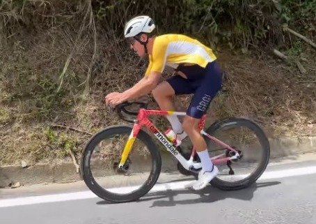 Rigoberto Urán le dice adiós a la Vuelta a España tras fuerte caída: etapa 6 En una nueva jornada de la Vuelta a España 2024 cargada de emociones, el ciclista australiano Ben O’Connor dio la gran sorpresa en la etapa 6 de la competencia. El ciclista del Decathlon AG2R coronó la fuga, con el tiempo necesario para conquistar la cima de la clasificación general y convertirse en el nuevo líder. Por su parte Rigoberto Urán no tuvo un buen día.