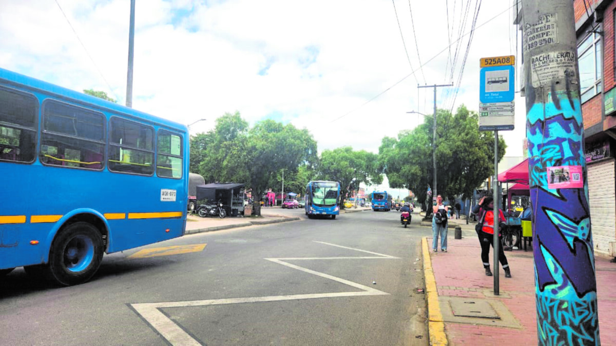 Se conocen nuevos detalles en caso de hombre que murió tras ser arrollado por bus del Sitp en Bosa Un hombre de 55 años fue arrollado por un bus del Sitp. Según testigos, él mismo se acostó debajo de las llantas traseras para asegurar su muerte.