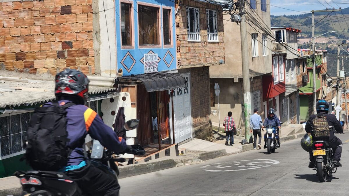 Sicario acabó con la vida de un barbero en Usme La víctima de esta historia fue identificada como Jhon Stewart Ibargüen Mosquera. El joven de 28 años fue asesinado en el barrio Compostela de la localidad de Usme. Q'HUBO conoció los detalles de este crimen.