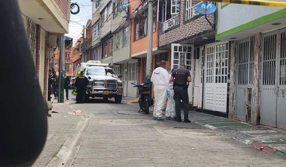 Sicarios asesinaron a una pareja en su vivienda en Bosa Dos jóvenes, un hombre y una mujer, fueron asesinados en la puerta de su casa, una vivienda ubicada en la localidad de Bosa.