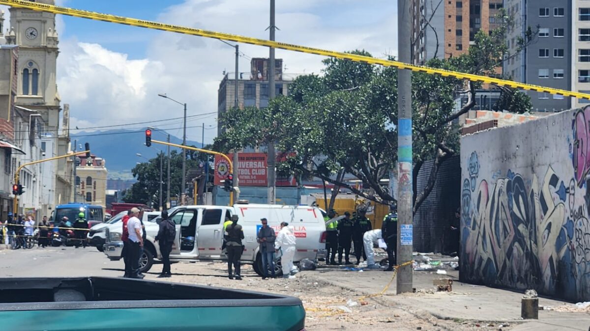 ÚLTIMA HORA: Encuentran cuerpo dentro de una lona en el centro de Bogotá Tan solo unas horas después de que fuera encontrado el cuerpo de una mujer al interior de una maleta abandonada en el humedal Córdoba, en la localidad de Suba, se halló el cuerpo de un hombre dentro de un costal en el centro de Bogotá.