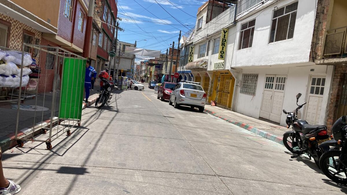 Violento robo a jóvenes en Bosa Un violento robo, que quedó registrado en cámaras de seguridad, tiene en conmoción a los vecinos del barrio Nueva Granada primer sector, en la localidad de Bosa. 