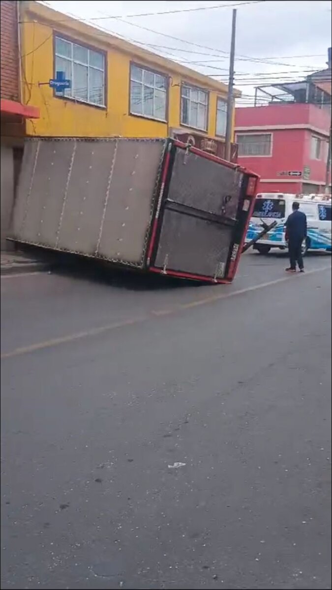 EN VIDEO: Así fue el accidente en el que camión resultó chocando contra un local en León XIII La mañana de este lunes festivo se registró un fuerte accidente de tránsito entre un carro particular y un camión, a la altura de la calle 55 con carrera 11, en el barrio León XIII, del municipio vecino de Soacha.