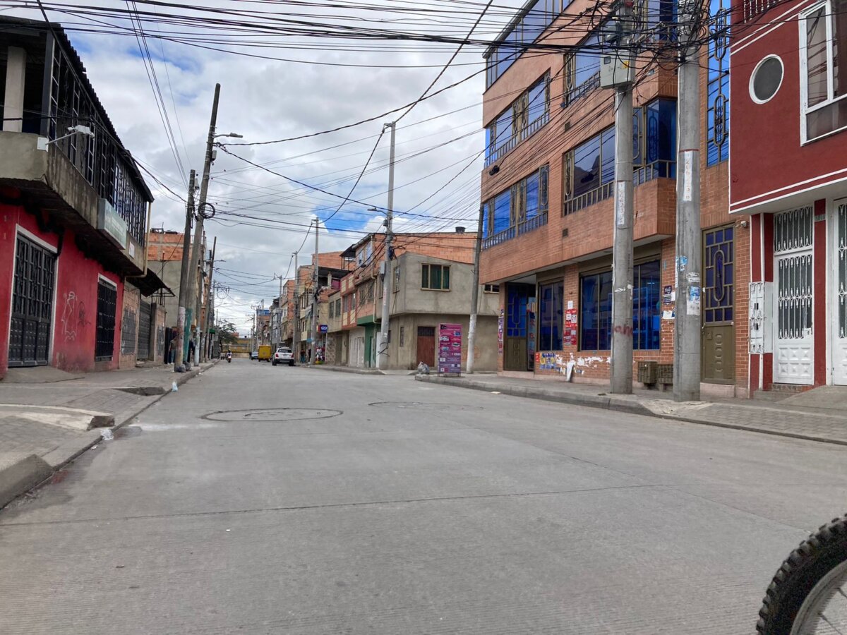 Sicariato en Bosa dejó un muerto y tres heridos Cuatro personas fueron atacadas a bala a las afueras de un bar del barrio Santa Fe, de la localidad de Bosa. Una persona murió y los heridos fueron trasladados a un centro asistencial.