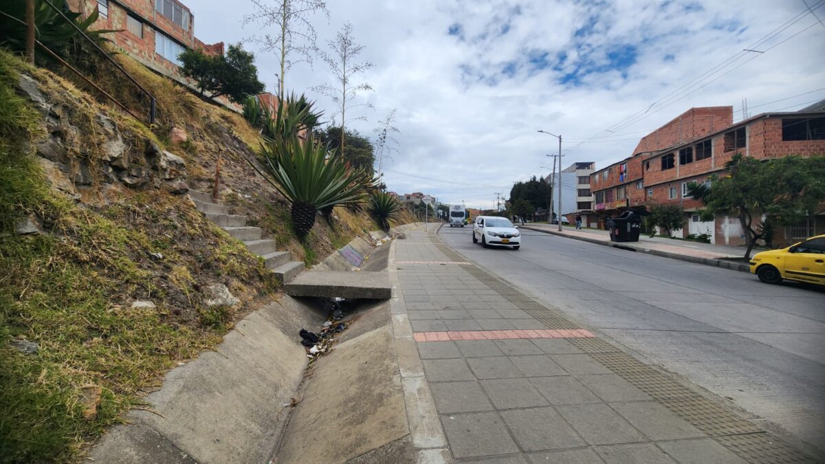 Detalles del ataque sicarial que dejó un muerto y dos heridos en Ciudad Bolívar Un hombre recibió varios disparos mientras se movilizaba en su vehículo. Además, una pareja que transitaba por el lugar también resultó con heridas de bala. El ataque causó un accidente de tránsito en Ciudad Bolívar.