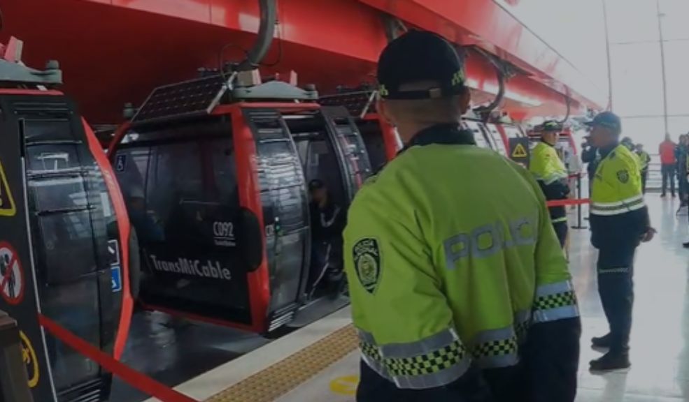 Operativos en TransMilenio dejaron 12 capturados La Policía Metropolitana de Bogotá, en coordinación con funcionarios del Sistema de Transporte Masivo TranMiCable, llevaron a cabo planes y controles de registro y verificación de antecedentes en las troncales del Tunal y Usme.