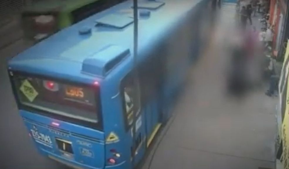 EN VIDEO: Bus del Sitp arrolló a mujer en Galerías En redes sociales ha circulado la grabación de una cámara de vigilancia que captó un impactante accidente en el sector de Galerías, localidad de Teusaquillo. En el video se observa el momento en que una mujer, que se encontraba en un andén cerca de un paradero, es arrollada por un bus del Sistema Integrado de Transporte Público (SITP) que aparentemente se movilizaba a alta velocidad.