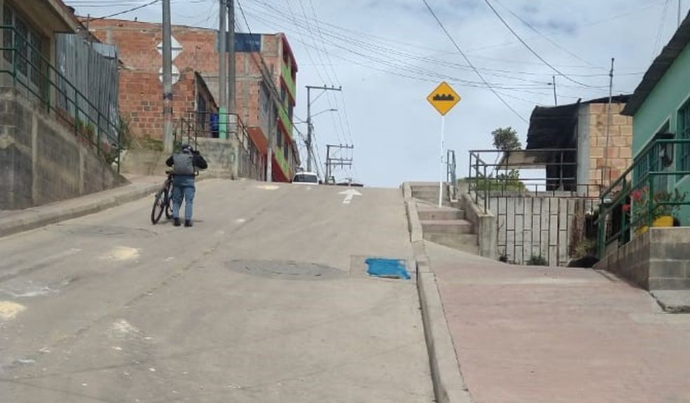 Ataque a bala cobró la vida de un joven en Ciudad Bolívar En un cruento y desalmado ataque a bala, un joven perdió la vida en el barrio Altos de la Estancia (Ciudad Bolívar) cuando se encontraba junto a varios amigos mientras caían los últimos rayos de sol en esta loma del sur de Bogotá.