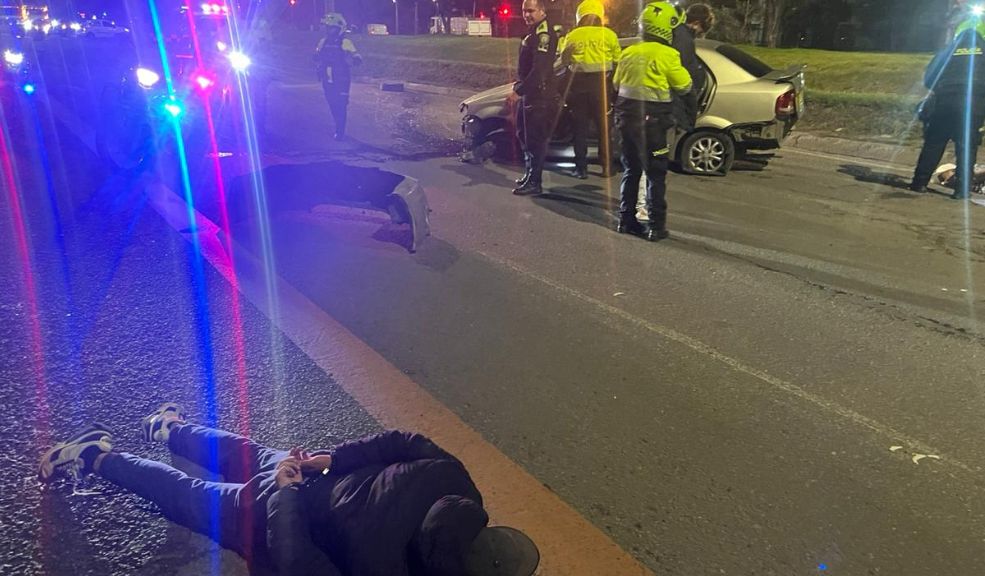 ¡De película! Robo de carro terminó en persecución y balacera Los sujetos robaron el vehículo en la localidad de Usme, pero posteriormente fueron capturados en Kennedy.