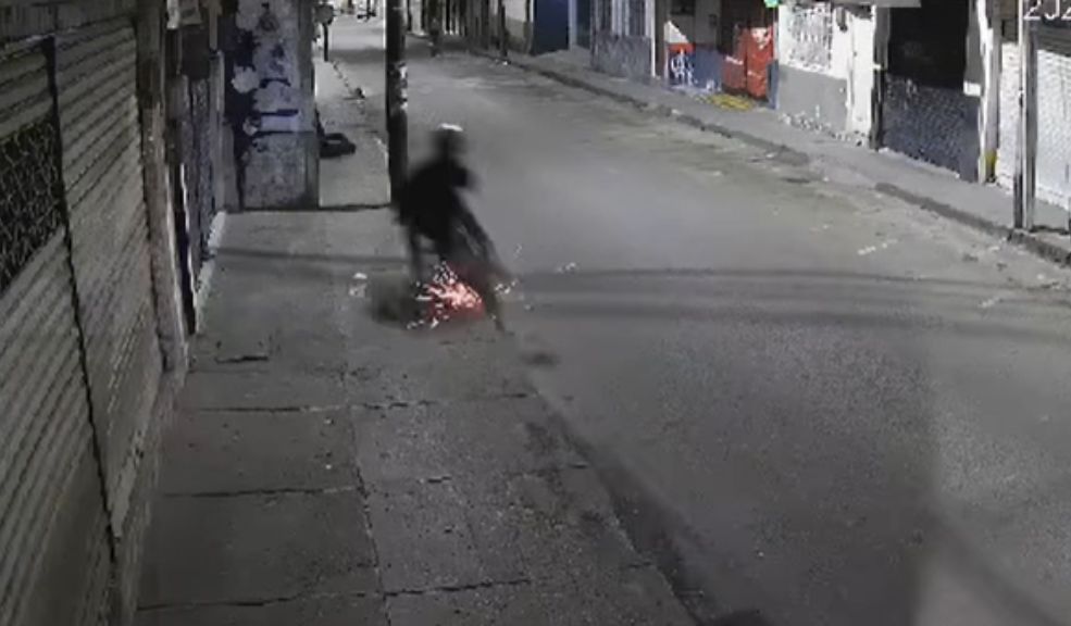 Impresionante momento en el que motociclista choca contra una pared y fallece El hecho fue captado por una cámara de seguridad, que registró al motociclista circulando a alta velocidad, subiendo al andén y luego estrellándose contra la pared y el poste.