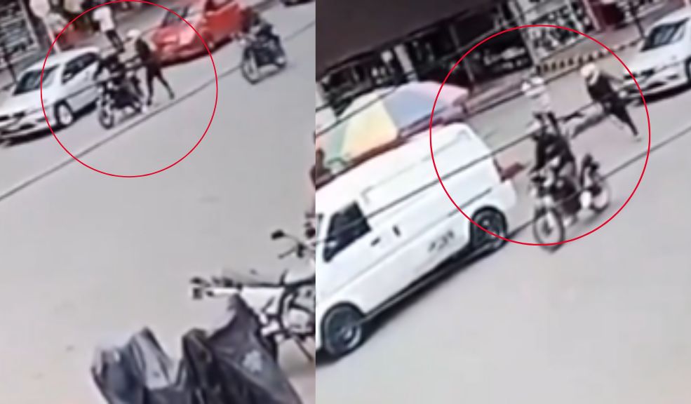 Momento exacto en el que mujer intenta asesinar a comerciante en San Andresito En un video de una cámara del vigilancia del sector de San Andresito de la 38 quedó registrado el momento en el que una mujer desciende de una motocicleta e intenta asesinar a un hombre, sin embargo, la víctima logra desarmarla.