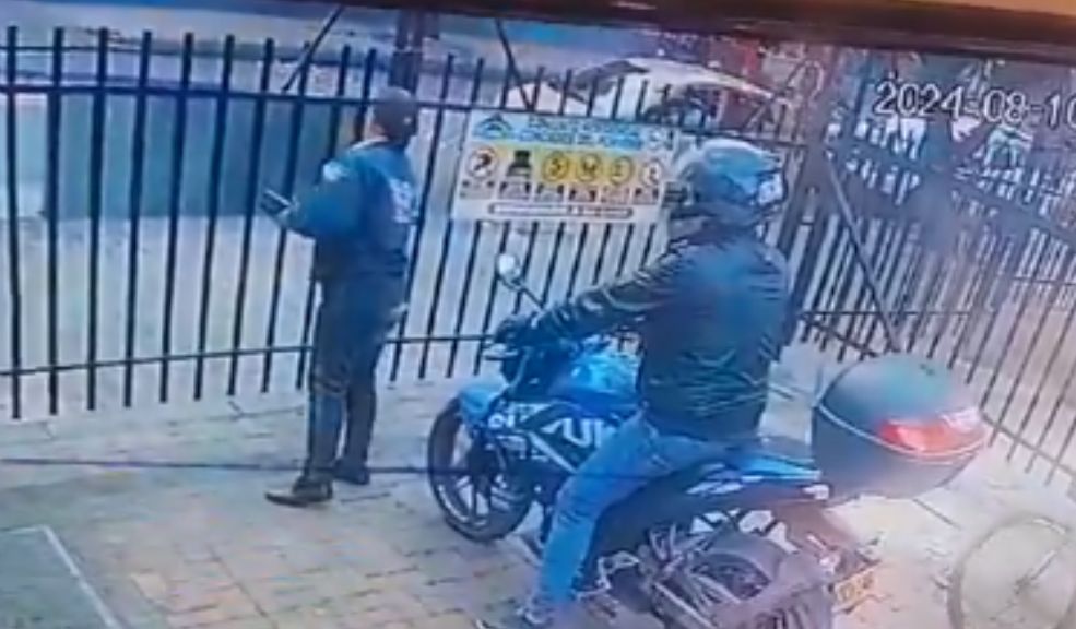 EN VIDEO: Guarda de seguridad frustra robo de motocicleta en Bosa En una grabación quedó registrado el momento en que sujetos intentaron robarle la motocicleta a un hombre en la localidad de Bosa; sin embargo, un guardia de seguridad reaccionó y logró frustrar el robo.