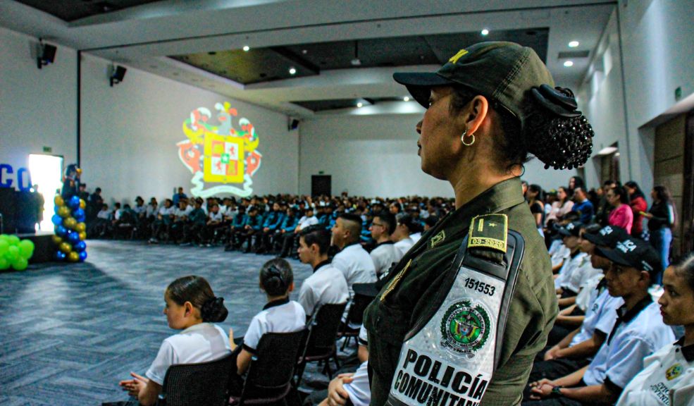 660 niños y adolescentes se graduaron como Policías Cívicos El grupo de graduados está compuesto por 223 niñas, 183 niños y 244 adolescentes que culminaron con éxito el programa académico de la Policía Cívica Infantil y Juvenil.