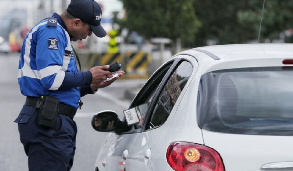 Investigan retraso en implementación de software de comparendos en Bogotá De acuerdo con la entidad, se indagará a funcionarios por establecer de la Secretaría de Movilidad de Bogotá, para establecer si es cierto lo afirmado por denuncias reveladas por medios de comunicación, según las cuales se han presentado retrasos en la entrega del denominado 'Sistema Fénix'.