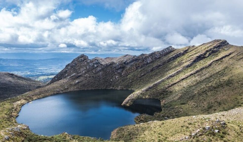 Nueva alerta por disminución de lluvias en embalses de Bogotá El racionamiento de agua, que comenzó en abril debido a la situación crítica de los embalses Chuza y San Rafael del sistema Chingaza, había logrado inicialmente aumentar los niveles, permitiendo que las restricciones pasaran de ser diarias a día de por medio. Sin embargo, la falta de lluvias y el aumento en el consumo podrían revertir este avance.