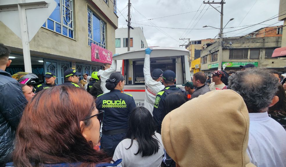 Sicarios acabaron con la vida de Jhon en Engativá Alrededor de las 10:00 a.m., en la carrera 111B con calle 64A, ocurrió este hecho sicarial ante la mirada inocente y perturbada de varios vecinos que pasaban por este lugar, donde le arrebataron la vida a ‘Jhoncito’, como era cariñosamente apodado el hombre fallecido en este concurrido sector del barrio Villa Gladys (Engativá).