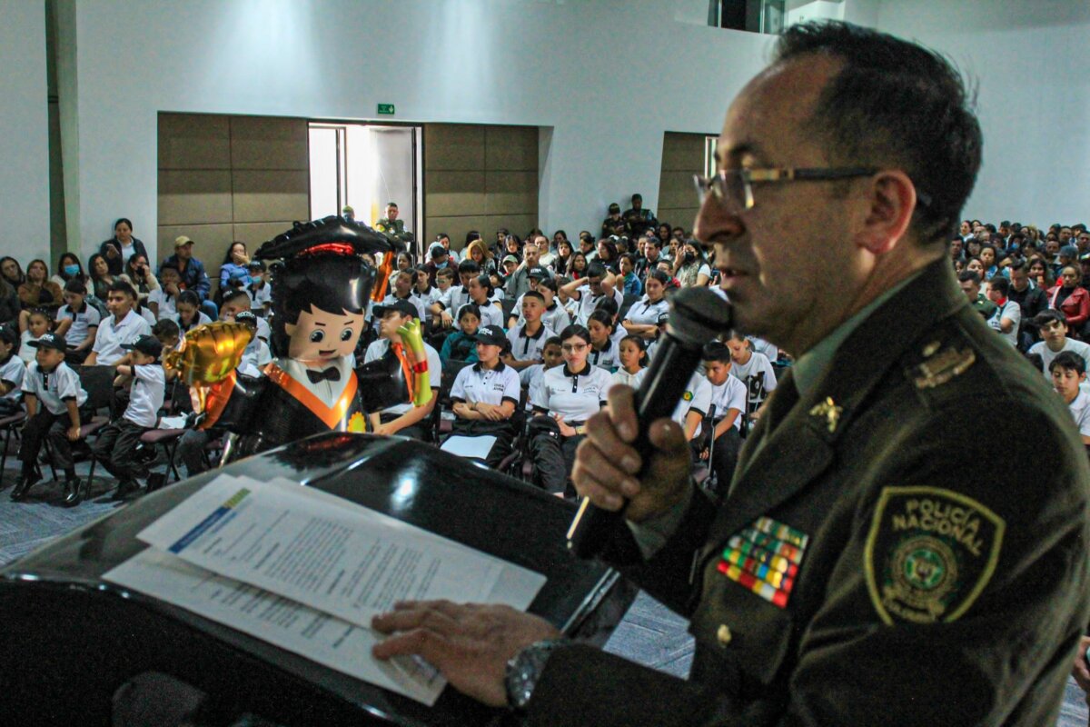 660 niños y adolescentes se graduaron como Policías Cívicos El grupo de graduados está compuesto por 223 niñas, 183 niños y 244 adolescentes que culminaron con éxito el programa académico de la Policía Cívica Infantil y Juvenil.