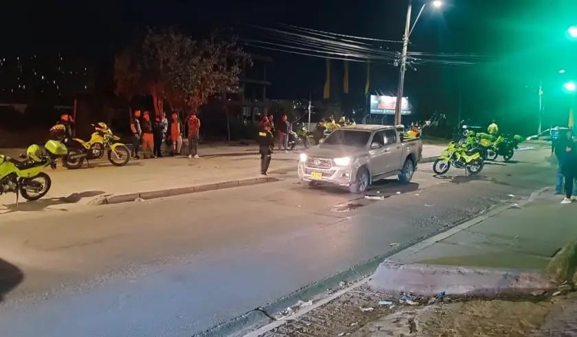 Robo de camioneta resultó en balacera Bogotá enfrenta una creciente ola de robos de vehículos. En un nuevo incidente, registrado en las últimas horas, varias personas fueron víctimas de un violento asalto en el que sujetos armados les arrebataron su camioneta.