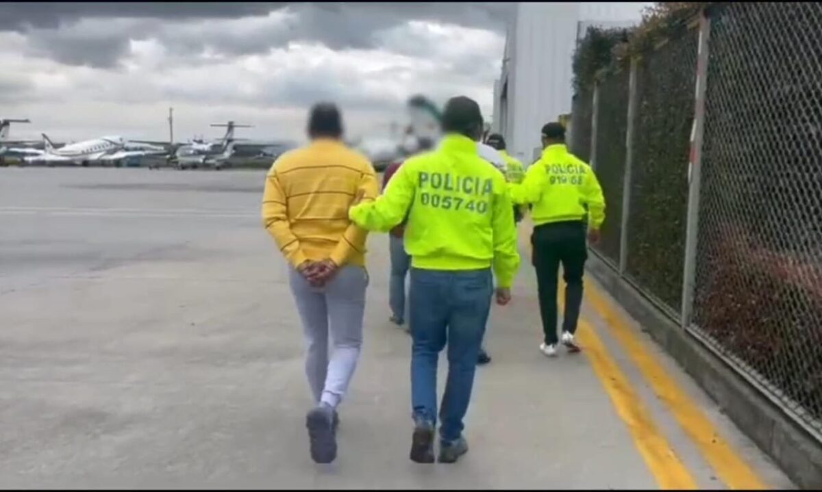 Desarticulan narcoclan familiar en Colombia con apoyo del FBI En una operación conjunta entre la Policía Nacional de Colombia, la Fiscalía General de la Nación y la Oficina Federal de Investigación (FBI) de los Estados Unidos, se logró la captura de cuatro presuntos integrantes de una organización transnacional dedicada al narcotráfico.