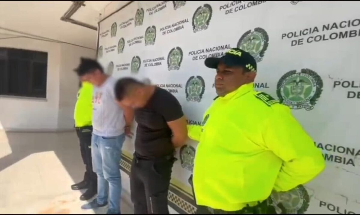 Desarticulan narcoclan familiar en Colombia con apoyo del FBI En una operación conjunta entre la Policía Nacional de Colombia, la Fiscalía General de la Nación y la Oficina Federal de Investigación (FBI) de los Estados Unidos, se logró la captura de cuatro presuntos integrantes de una organización transnacional dedicada al narcotráfico.