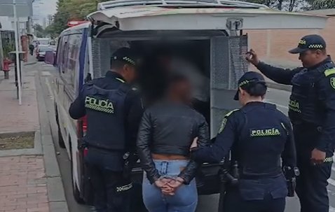 Capturan a pareja que robó celular mediante raponazo en Usaquén La Policía Metropolitana de Bogotá logró la captura en flagrancia de una mujer y un hombre por el delito de hurto en la localidad de Usaquén. Los delincuentes se movilizaban en una motocicleta de alto cilindraje.