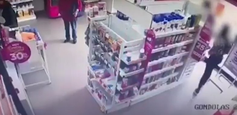 Capturan a 5 sujetos que robaban locales y se grababan para subir los videos a redes Uniformados de la Estación de Policía de Usaquén, lograron la captura de 5 ciudadanos extranjeros involucrados en el hurto de costosos productos cosméticos y de aseo personal en establecimientos comerciales.