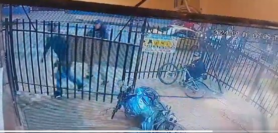 EN VIDEO: Guarda de seguridad frustra robo de motocicleta en Bosa En una grabación quedó registrado el momento en que sujetos intentaron robarle la motocicleta a un hombre en la localidad de Bosa; sin embargo, un guardia de seguridad reaccionó y logró frustrar el robo.