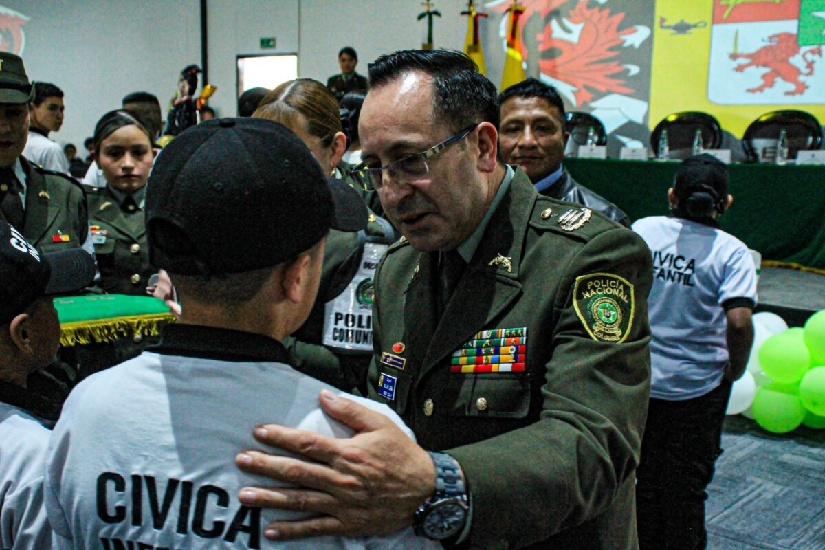 660 niños y adolescentes se graduaron como Policías Cívicos El grupo de graduados está compuesto por 223 niñas, 183 niños y 244 adolescentes que culminaron con éxito el programa académico de la Policía Cívica Infantil y Juvenil.