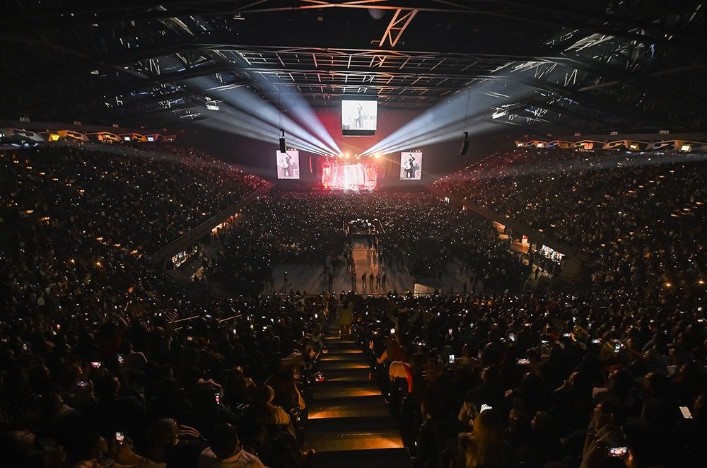 Coliseo MedPlus celebra dos años como un epicentro de entretenimiento en Bogotá A lo largo de estos dos años, el Coliseo MedPlus ha recibido a más de 550 mil personas, quienes han disfrutado de una programación diversa que abarca desde conciertos de renombrados artistas internacionales hasta eventos deportivos y culturales. Con una capacidad para 22 mil personas, el recinto ha demostrado su capacidad para reunir grandes multitudes, registrando al menos un evento mensual con 20 mil asistentes.