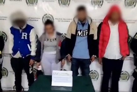 Sujetos torturaban a una mujer en Bosa: le cortaron el cabello y la habrían abusado En las últimas horas se conoció que cuatro sujetos, quienes al parecer pertenecían a una peligrosa banda delincuencial, estaban golpeando a una mujer dentro de una vivienda del barrio Villa Colombia (Bosa). Además, le estaban cortando el cabello.