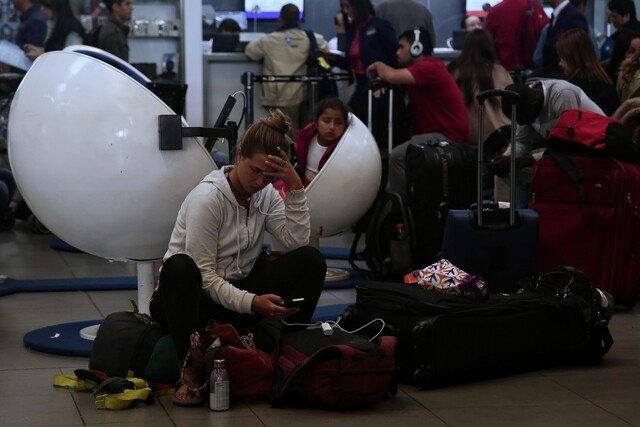 Riesgo de aviones en tierra y menos pasajeros por crisis de combustibles Así lo manifestó Paula Bernal Sanit, country manager de IATA en Colombia, en una carta que dirigió a la ministra de Transporte, María Constanza García, en la que le pidió claridad sobre lo que está ocurriendo con el combustible con el que operan los aviones (Jet A1) y las fallas reportadas por Ecopetrol.