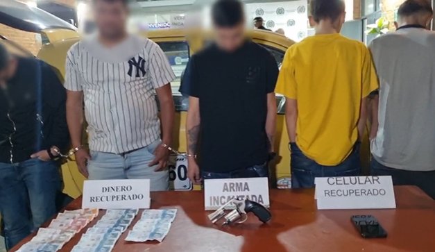 Capturaron a ladrones que llevaban ropa de cambio para evadir a la Policía El hecho ocurrió cuando las autoridades, en labores de patrullaje, recibieron una alerta de la central de radio sobre un vehículo tipo taxi que había sido identificado como parte de un robo en un establecimiento comercial. De inmediato, los uniformados iniciaron la búsqueda del automóvil, logrando interceptarlo en la carrera 38 con calle 2.