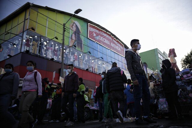 Comerciantes de San Victorino fueron desalojados: denuncian que les incautaron la mercancía Los comerciantes aseguran que sus mercancías fueron decomisadas de manera irregular y sin previo aviso. “Nos están violando nuestros derechos. Llevamos 20 años trabajando aquí, tenemos mercancía que aún debemos. Nos están atropellando, cerrando las calles, y no nos permiten sacar nuestra mercancía”, expresó uno de los trabajadores afectados al Ojo de la Noche.