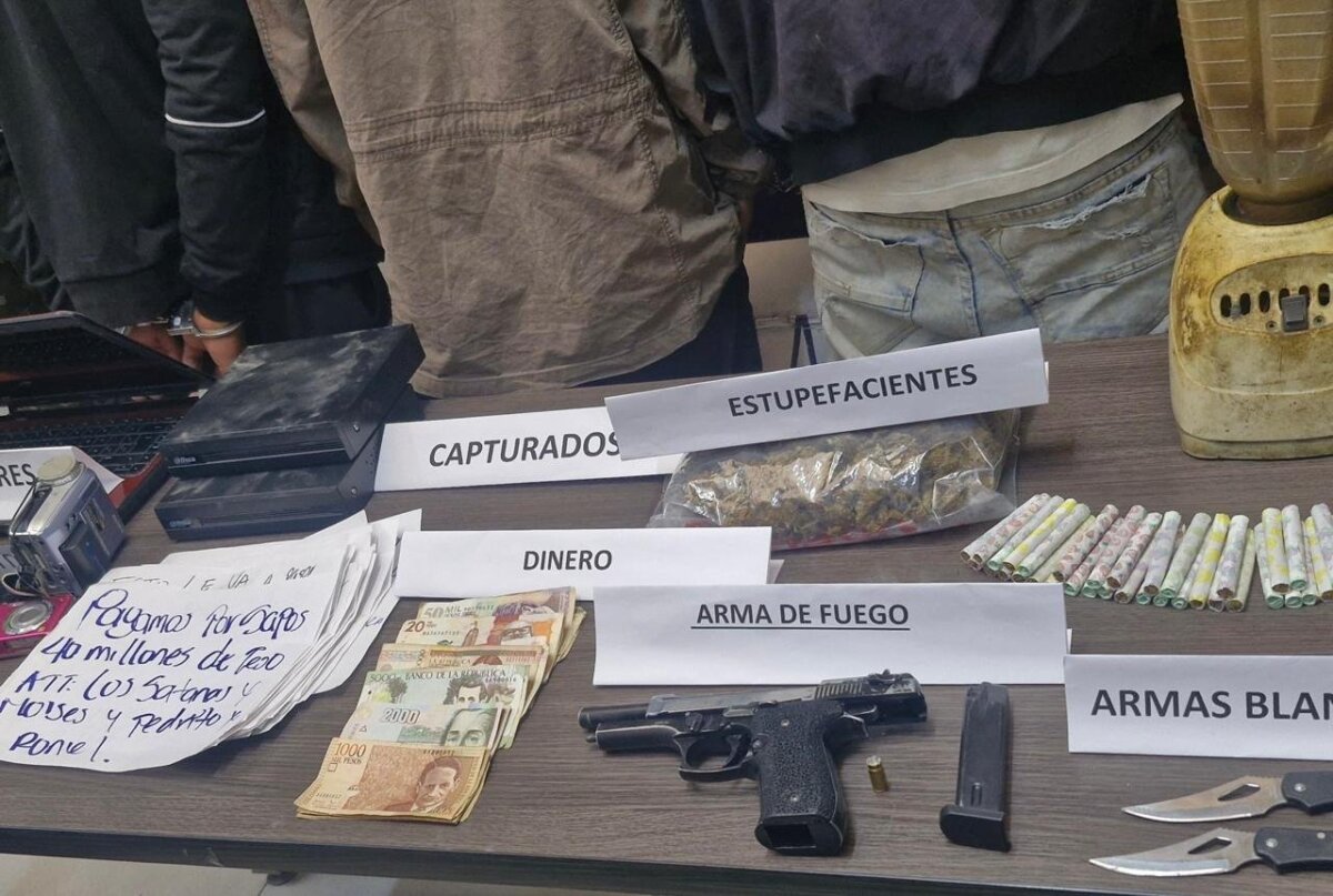 Cayeron 3 presuntos integrantes de 'Los Satanás' La Policía Metropolitana, en coordinación con la Fiscalía General de la Nación, capturó en flagrancia a tres hombres, presuntos integrantes del Grupo Multicrimen 'Los Satanás y Moisés'. Estos individuos, según las autoridades, se dedicaban a extorsionar a los comerciantes de la localidad de Kennedy mediante panfletos amenazantes, exigiendo altas sumas de dinero bajo la amenaza de atentar contra los negocios y la integridad de sus empleados y familiares.