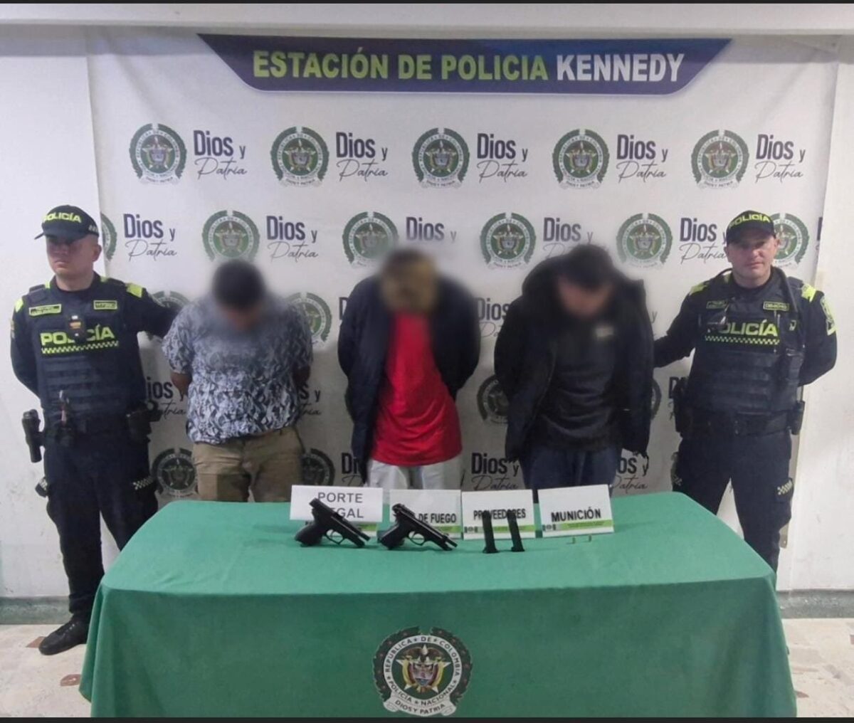 ¡De película! Robo de carro terminó en persecución y balacera Los sujetos robaron el vehículo en la localidad de Usme, pero posteriormente fueron capturados en Kennedy.