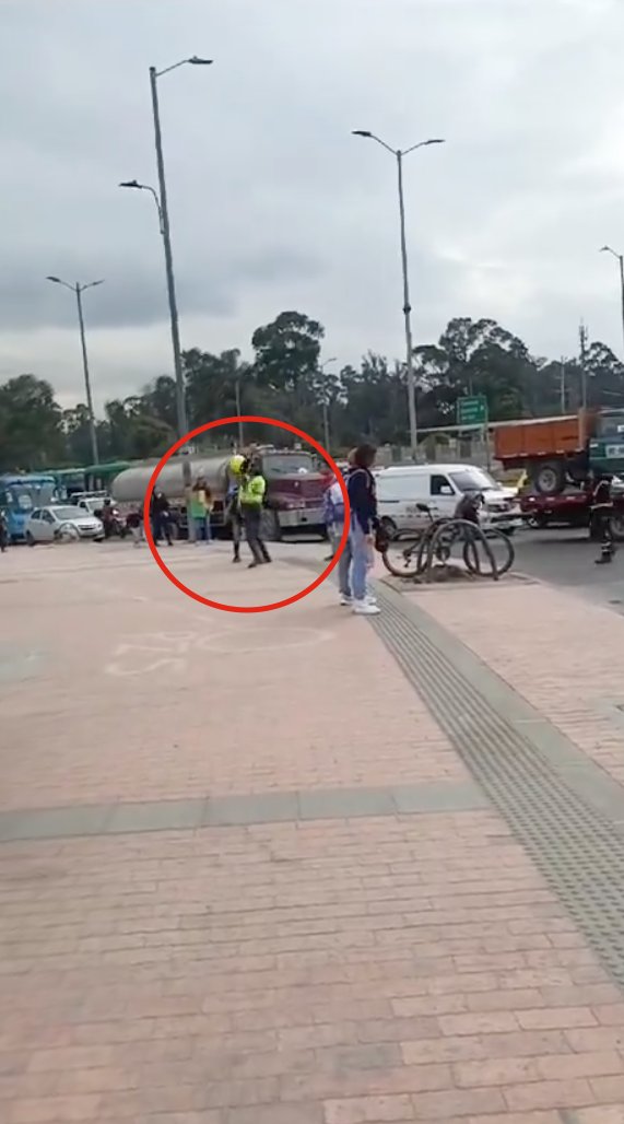 EN VIDEO: policía de Tránsito golpeó brutalmente a un ciudadano con un casco en Bogotá El actuar del policía ha generado indignación tanto en la población como dentro de la institución, misma que ha prometido investigar lo sucedido para esclarecer los hechos.