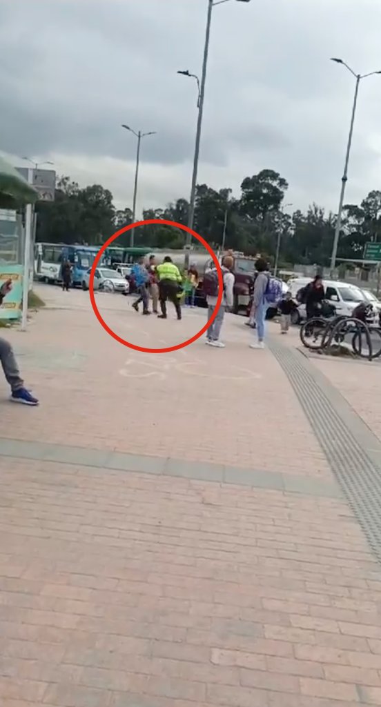 EN VIDEO: policía de Tránsito golpeó brutalmente a un ciudadano con un casco en Bogotá El actuar del policía ha generado indignación tanto en la población como dentro de la institución, misma que ha prometido investigar lo sucedido para esclarecer los hechos.